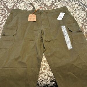 Men’s cargo pants 2x. The color is olive.